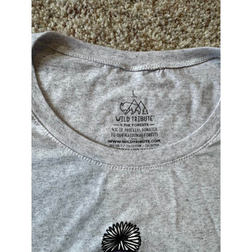 Wild Tribute short sleeve t-shirt, size Women's Large, gray skiier/snowboarder - Picture 5 of 6